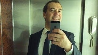Не надо стесняться: Медведев сделал первое селфи | пародия «Легко На Сердце От Песни Веселой»