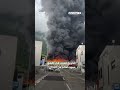 مشاهد من حريق ضخم اندلع في مصنع لمحطات شحن السيارات الكهربائية في مدينة بولزانو الإيطالية