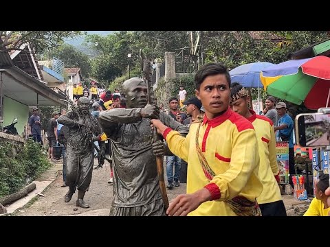DUA KUDA LUMPING SENI BENJANG MEKAR BUDAYA LIVE CIKONENG 1