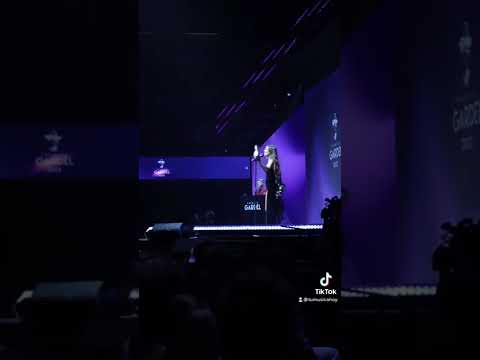 TINI canta “Miénteme”
