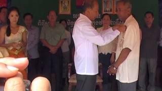 ven phav laksarint ពិធីសម្ភោធឆ្លងបង្គោលភ្លើង និងបំពាក់មេដាយកិត្តិយស