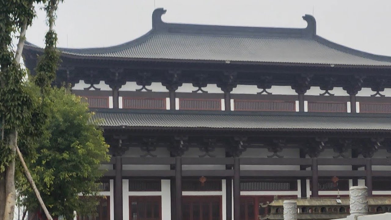 中国四川——探访山顶上超大的寺庙