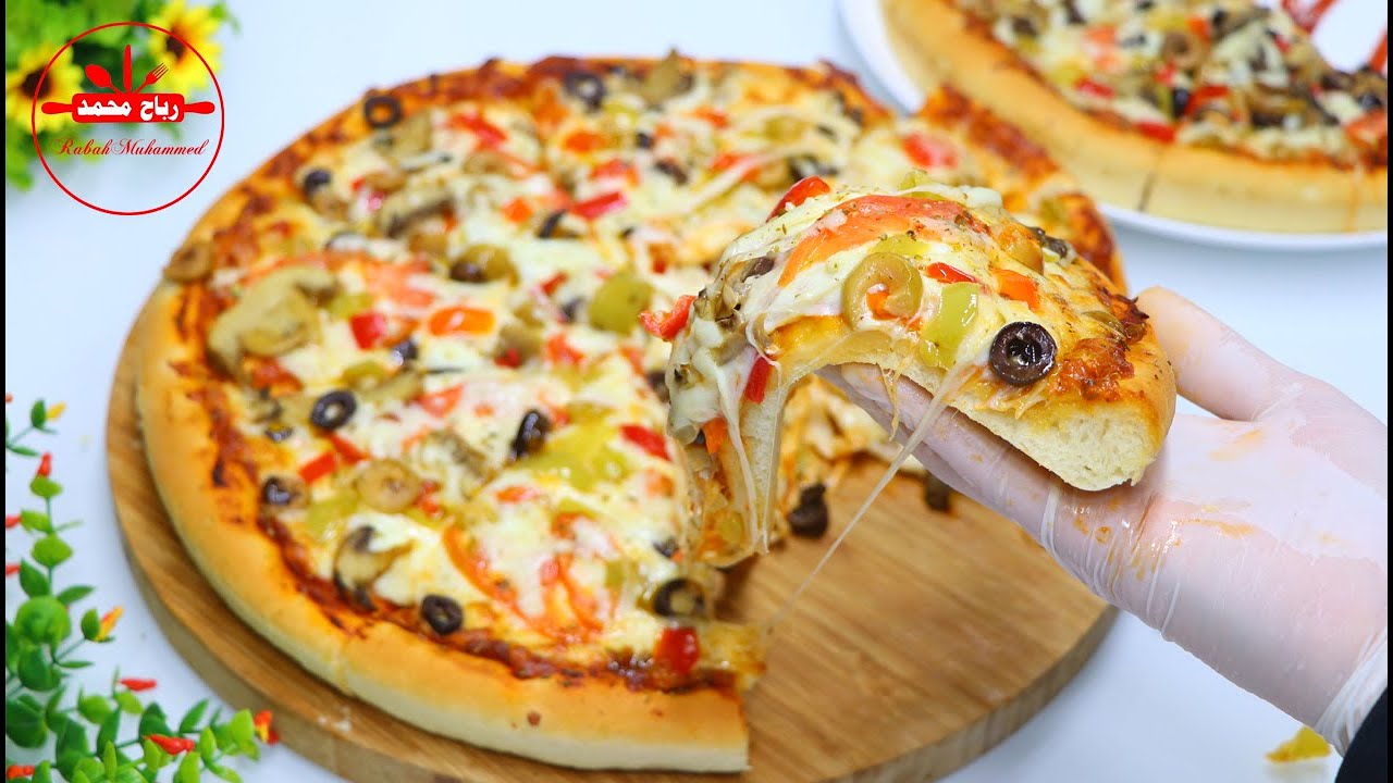 بيتزا المطاعم الايطالية مع اطيب صلصة البيتزا بعجين ناجح بدون حليب و بيض و زبدة بكافة أسرارها مع رباح