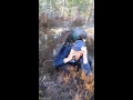 Un Grand Tétras essaie de s’accoupler avec un homme au téléphone