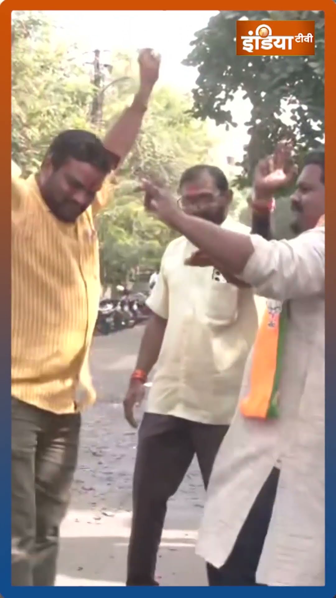 Devendra Fadnavis के घर के बाहर BJP workers का जश्न #shorts #maharashtranewcm #devendrafadnavis
