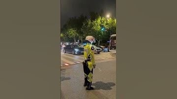 ROBOT COP ON TRAFFIC CONTROL😵(CHINA)