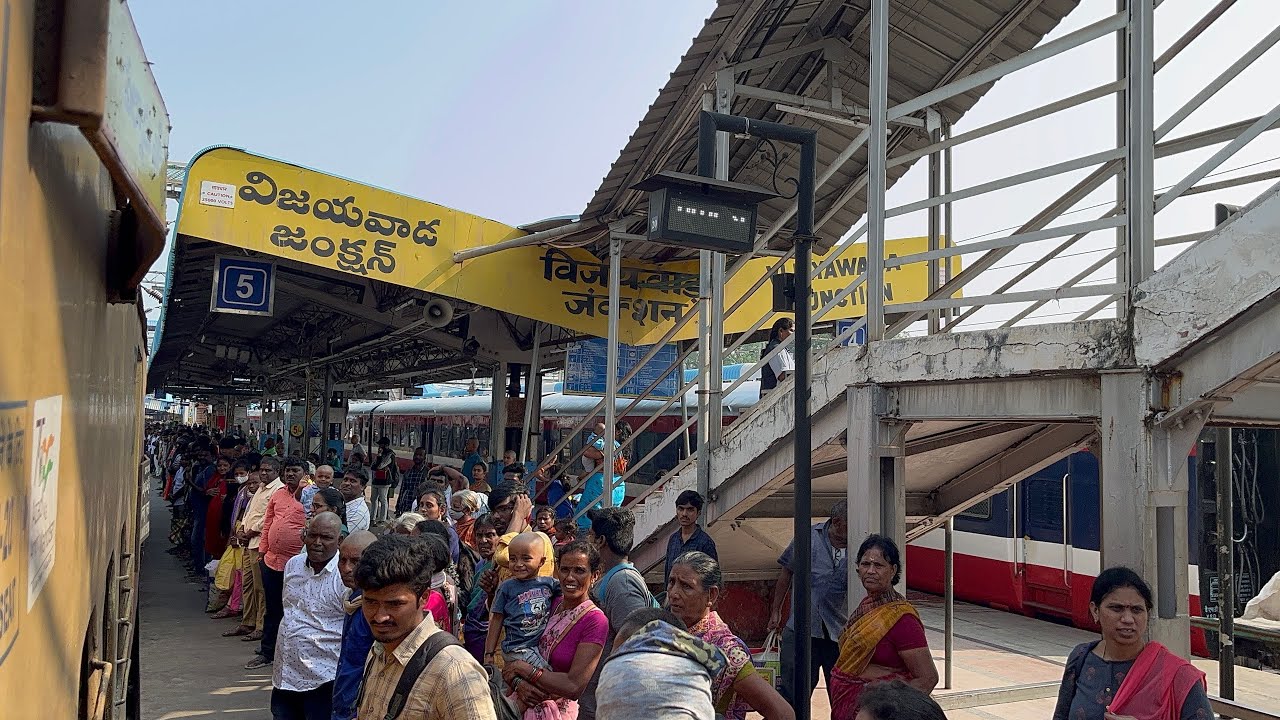 SIMHADRI EXPRESS ARRIVING VIJAYAWADA | BZA ELECTRIC LOCO TRIP SHED | LUDHIANA WAP-7 |