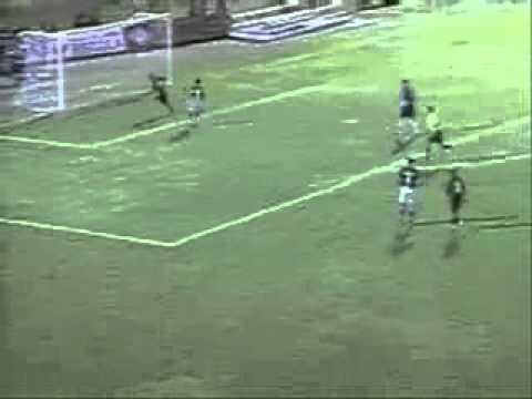 Copa do Brasil 2003 - Palmeiras 2 x 7 Vitória - O goleiro Marcos chuta o vento