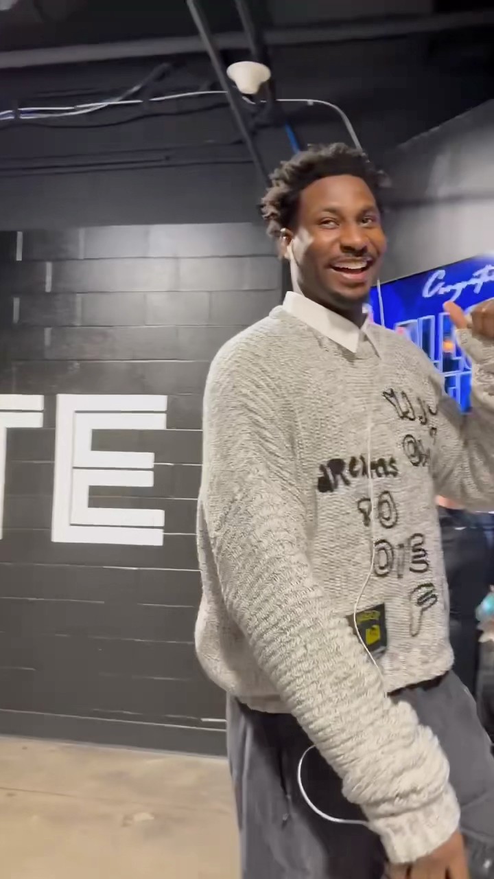 JJJ met by cheers shortly after he’s announced to be an #NBAAllStar