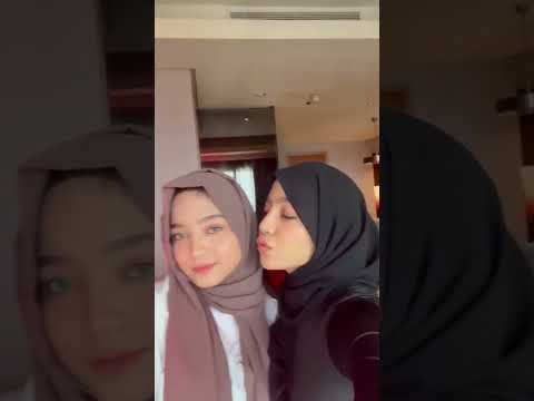Jilbab lesbi ciuman