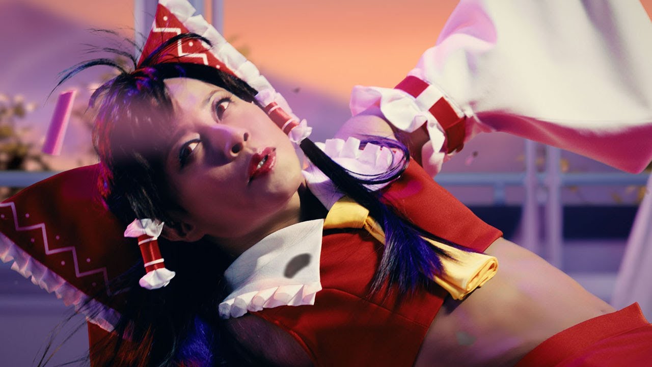 西川貴教、東方Project博麗霊夢コスプレ披露 鍛え抜かれた腹筋に注目