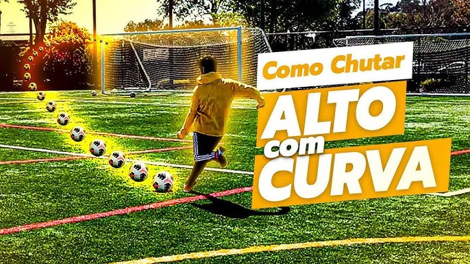 Jogador de futebol de alto ângulo no campo