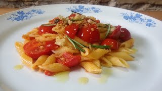 Penne pomodorini capperi e mollica croccante