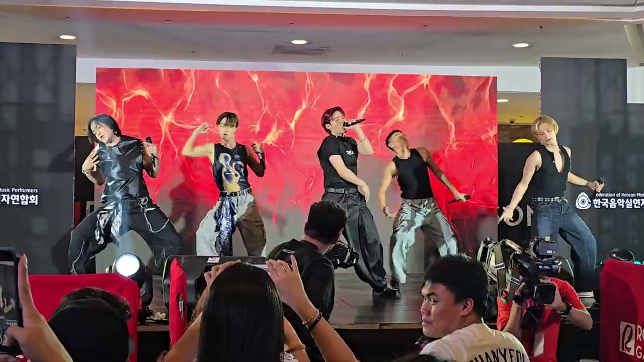 VXON - Sh*t Sobrang Init at KCC KCDF 2025 EVERYONE'S KPOP (06.21.2025)