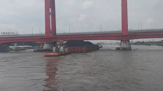 Ngolong jembatan ampera