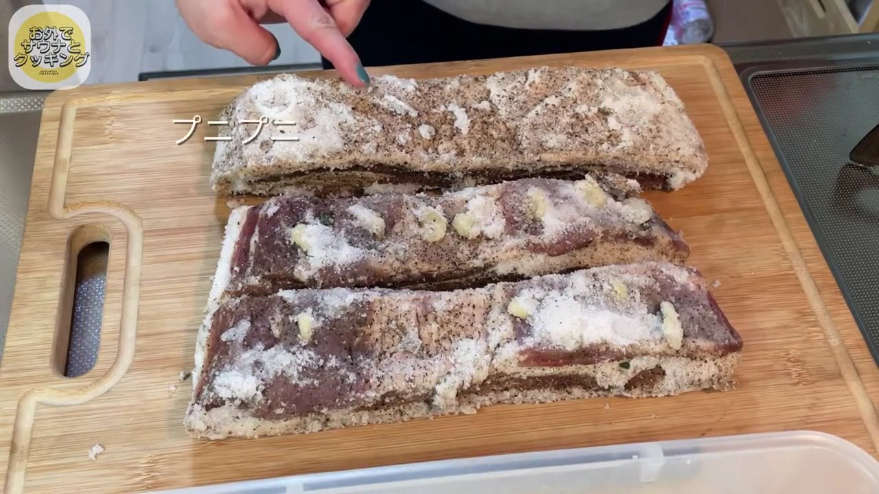 ЯПОНЕЦ ДЕГУСТИРУЕТ САЛО,КОТОРОЕ САМ ПРИГОТОВИЛ/ОЗВУЧКА ЯПОНСКИХ БЛОГЕРОВ