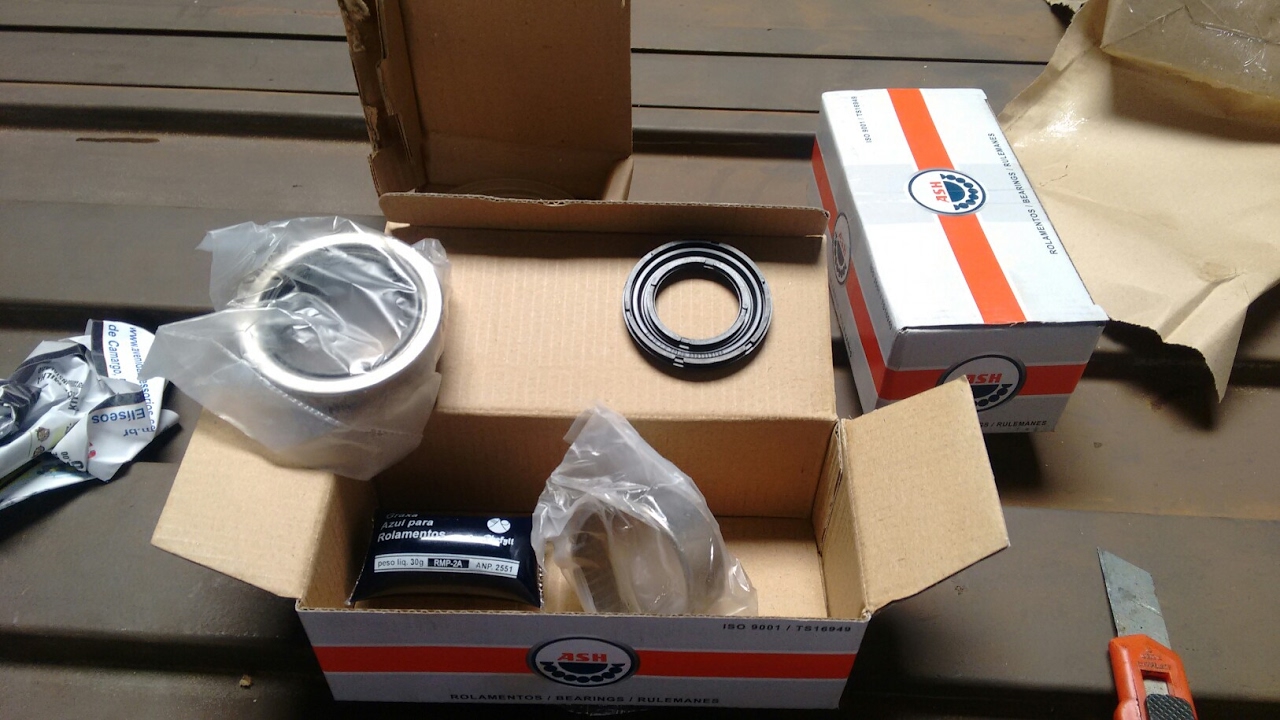 No Meu 207 a Instalação dos Rolamentos do Eixo Traseiro e a Colocação do Bico de Graxeiro.