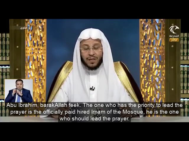 هل الأفضل أن يصلي على الجنازة الإمام أم من أقرباء الميت؟ | الشيخ د. عزيز فرحان