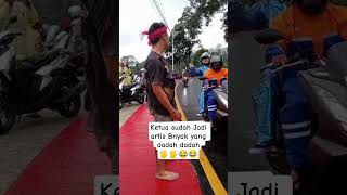 padahal udah pake baju gembel, tetep orang pada tau kalau saya lagi ngonten..🖐️🖐️😂😂😂 #lucu #komedi
