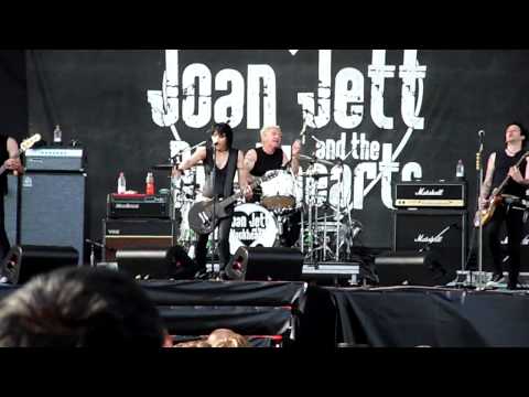 Joan Jett "Cherry Bomb" live in Marlay Park, Dubli...