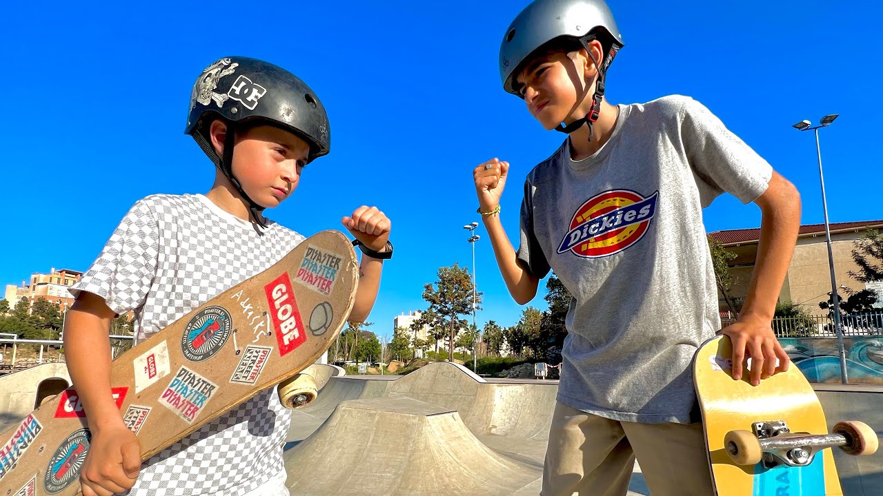 Niños deportivos de verano con skateboard. Niño montando