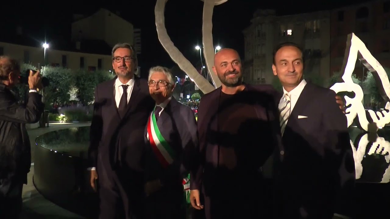 Alba: in piazza Ferrero svelata la nuova statua - TELEGRANDA (ch 81)