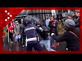 Milano manifestante lancia fumogeno agente della polizia locale lo insegue