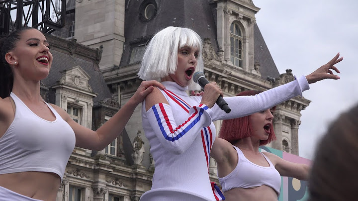 Arielle Dombasle "Olympics" sur le parvis de l'Hôtel de Ville de Paris, 14 juillet 2024