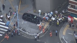 歩道に車、４人はねる 大阪、繁華街で巻き添え