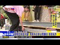 最新》 疑物品掉進夾縫！ 男竟拆店家台階翻找 業者氣炸@newsebc