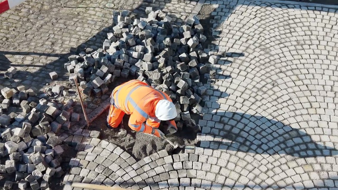 2026-02-05 Bahnhofstrassse. Bogenpflästerung zum Bärenplatz. Abschlussarbeiten San. Ortsdurchfahrt