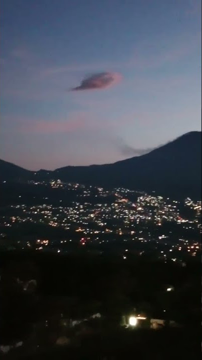 suasana kota malang di pagi hari dgn latar belakang gunung Arjuno yg indah