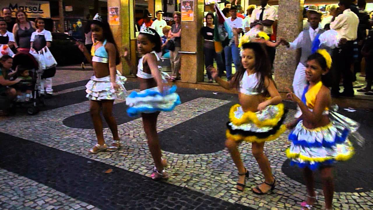 Crianças sambando no pé_Mc Dia Feliz_25.08.12