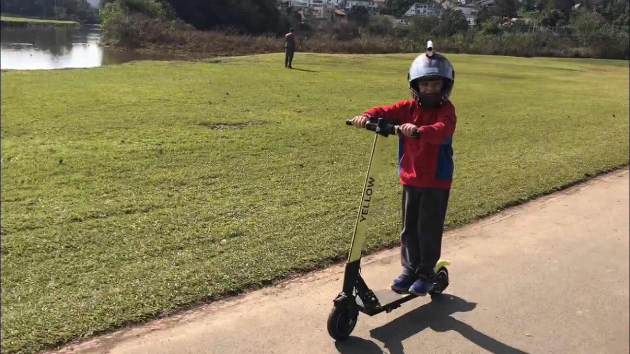 PEQUENO HOMEM ARANHA DE PATINETE NO PARQUE - YouTube