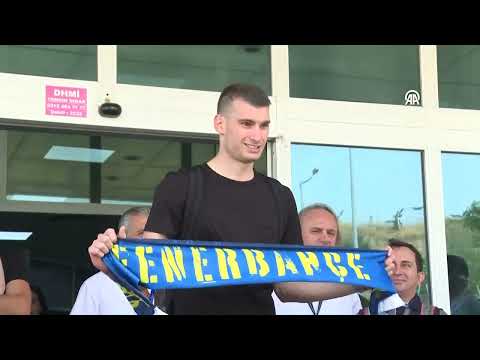 Fenerbahçe'nin transferi için prensipte anlaştığı Dominik Livakovic, İstanbul'a geldi