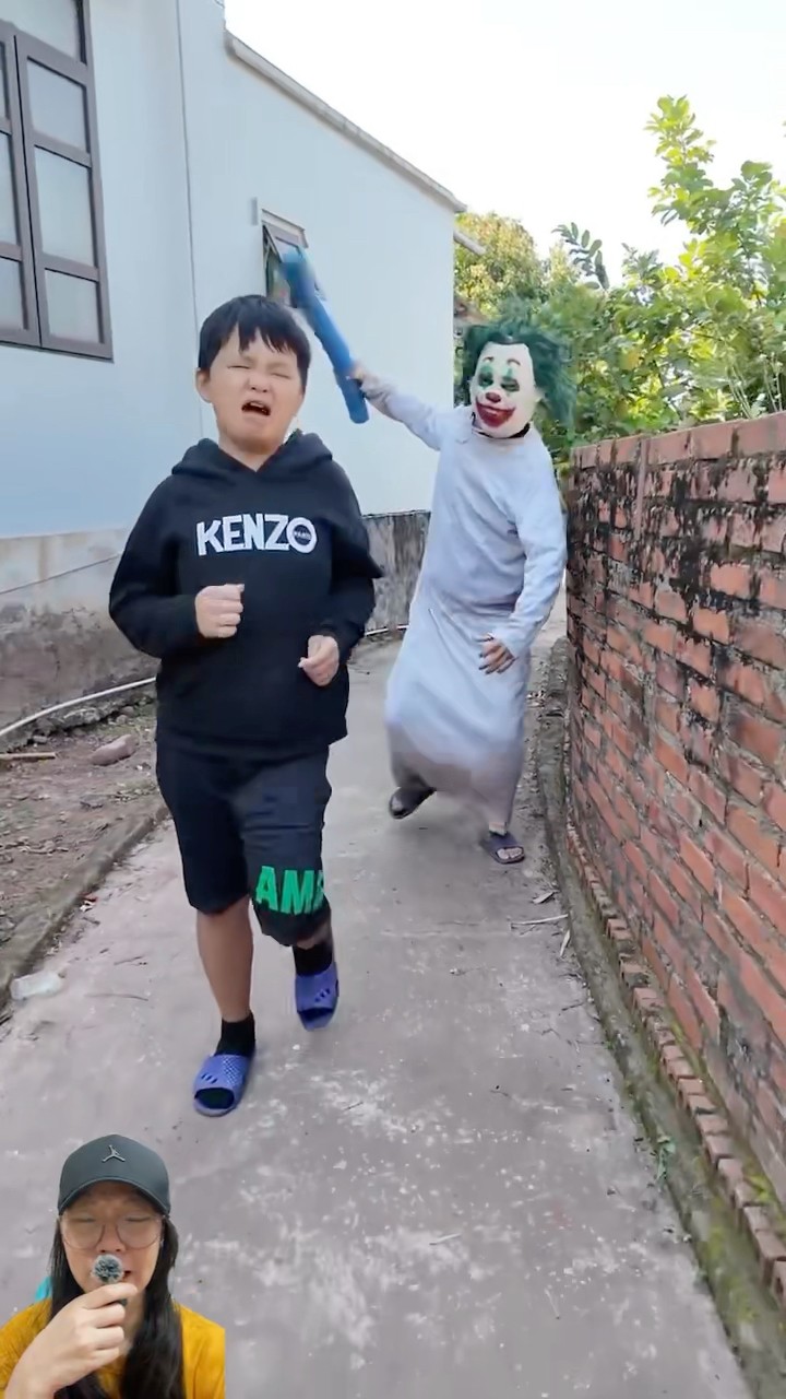 DIKEJAR MONSTER BADUT, PAPA BUTUH BANTUAN #shorts