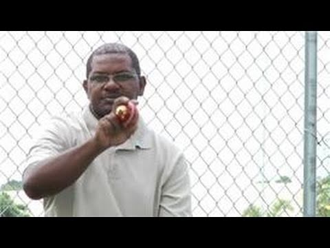 Video: Moet de bal stuiteren bij cricket?