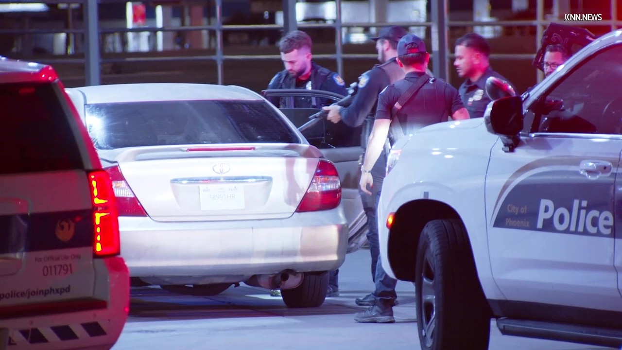 Robbery Suspects Taken Into Custody at Gas Station in Phoenix - YouTube