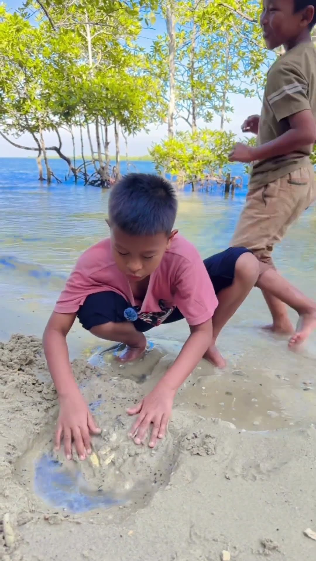 Madan nemu emas dipinggir pantai ??