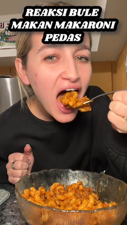WEST JAVANESE REACTION TO EATING SPICY MACARONI FOR THE FIRST TIME IN INDONESIA