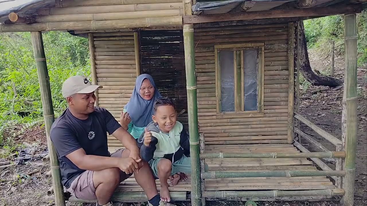 Camping hujan deras bersama istri dan anak di rumah bambu panen sayur