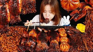 MUKBANG :) 매콤한 불닭소스와 짜장소스로 만든 오징어, 팽이버섯, 어묵, 불닭만두, 짜파게티 먹방.