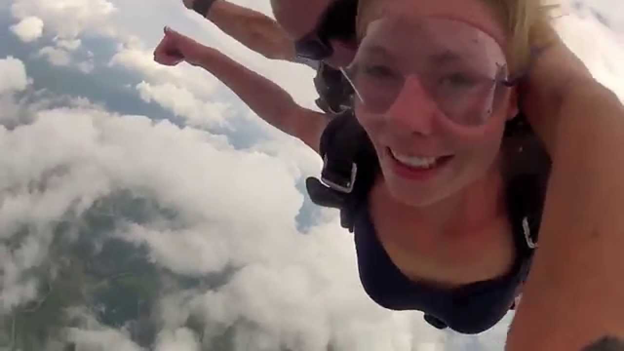 Mariah Skydives at Chattanooga Skydiving Company