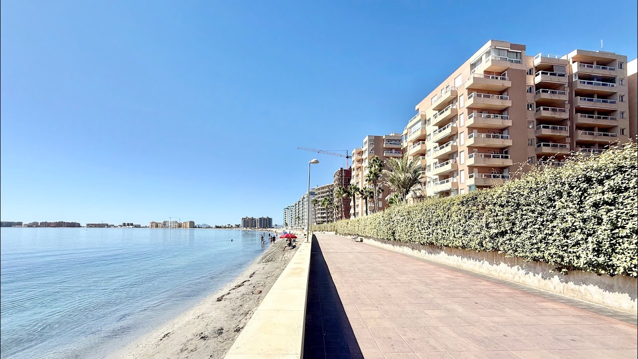 Piso con garaje doble y piscina en venta en La Manga del Mar Menor. Se vende piso con vistas al mar