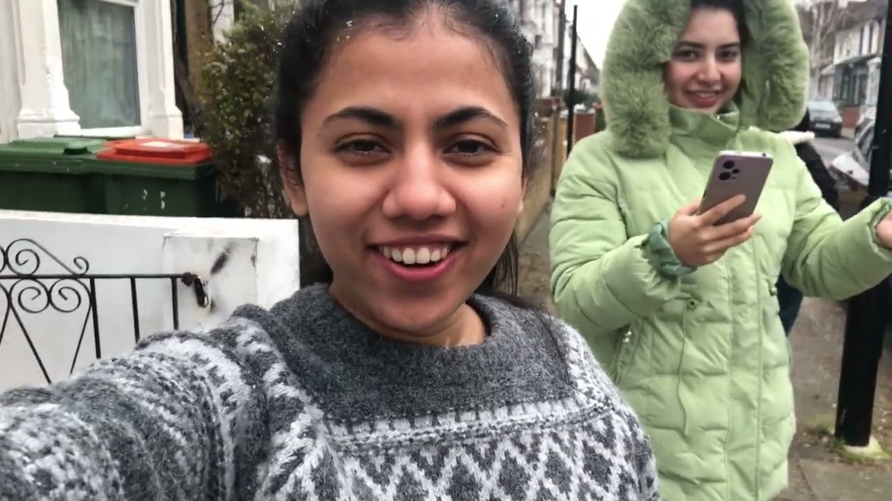 Enjoying snow in London with my friends👩‍❤️‍💋‍👩