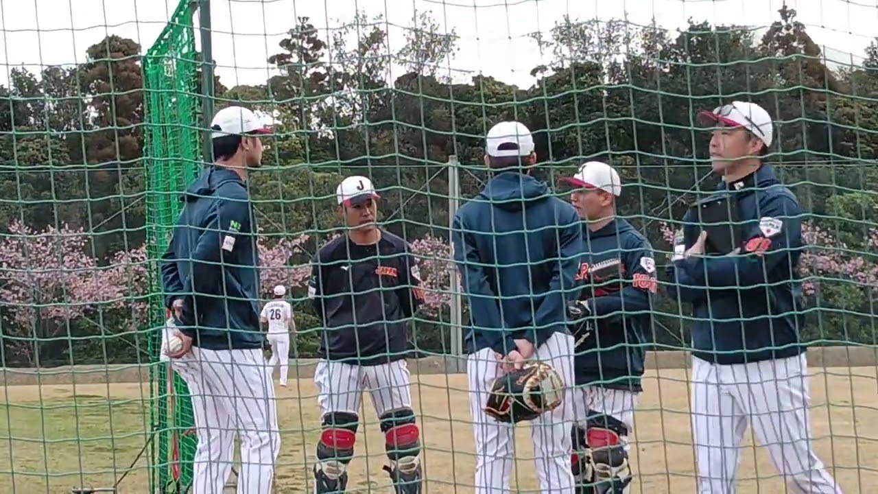 2026年2月24日　侍ジャパン　宮崎キャンプ　『ダルビッシュ　持参したキャッチャーミットを見せたりして、ブルペン捕手と談笑♡』