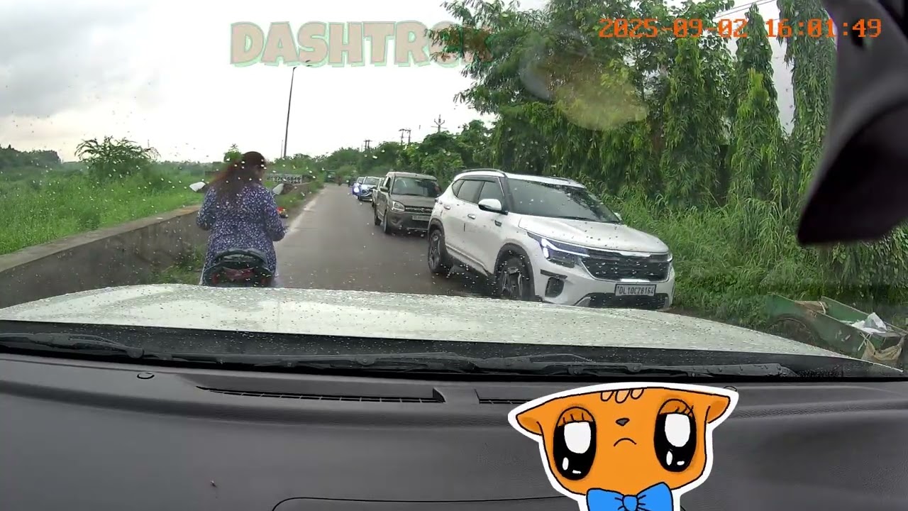 Women Standing With Her Scooty And Not Giving Side | Dash Cam Footage India | DashTrek
