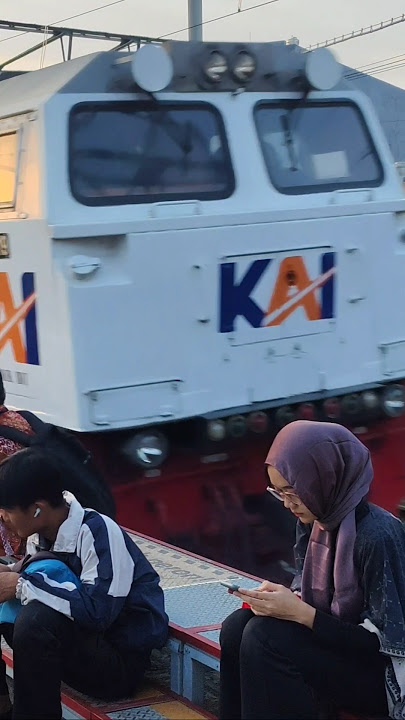 HANYA MELINTAS #comuterline #keretaapi #angkutan