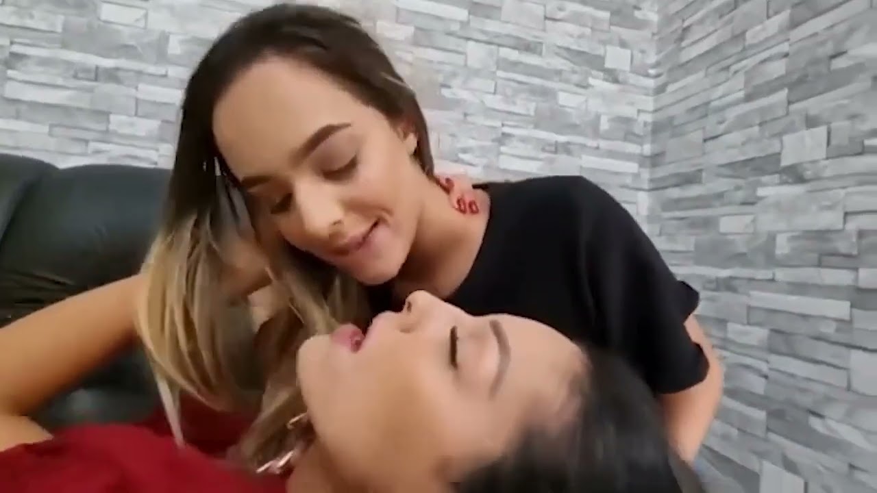 lesbian tongue kissing hot lesbian kiss lesbains kissing lesbian neck kissing girls kissing 