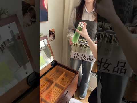 No one doesn't know it, a dressing table used in small apartments, which can store and put on makeup